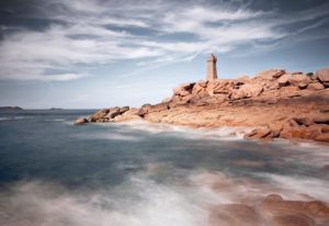 Die Côte de Granit Rose mit imposanten, rosafarbenen Granitfelsen und dem Leuchtturm Phare de Ploumanach Die Côte de Granit Rose mit imposanten, rosafarbenen Granitfelsen und dem Leuchtturm Phare de Ploumanach